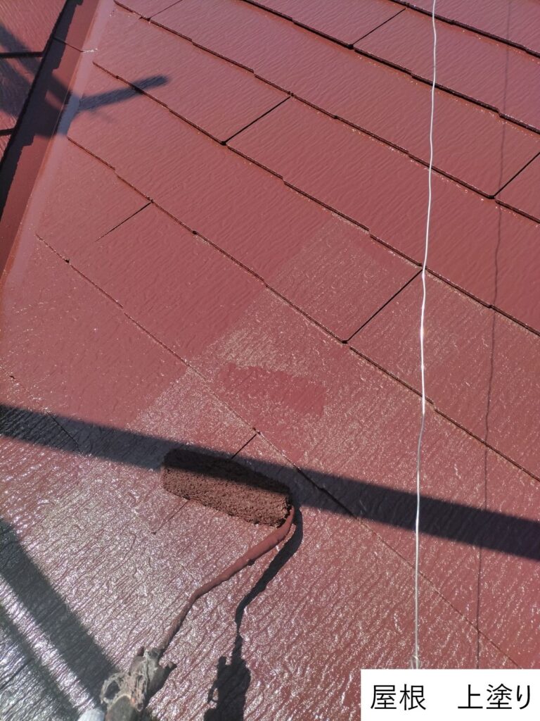 屋根の上塗りを行います。<br />
塗膜の劣化の原因となるラジカルを制御することができるため、劣化を防ぐことができ、優れた耐用年数を期待することができます。